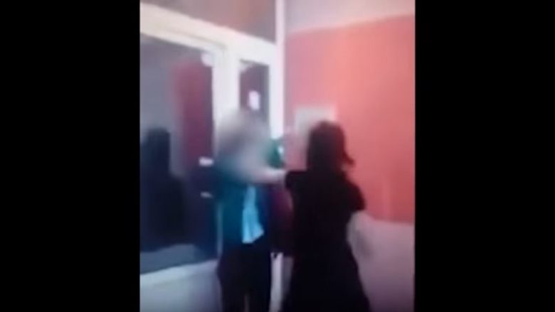 Dy nxënëse serbe rrahen brutalisht brenda shkollës (Video, +18)