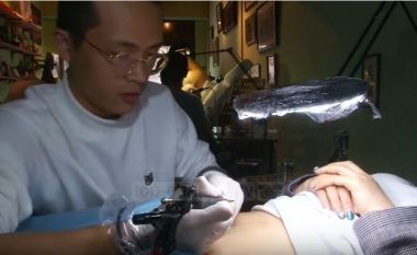 Tatuazh për të mbuluar shenjat e lindjes cezariane (Video)