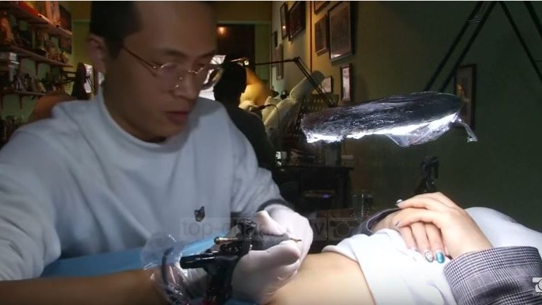 Tatuazh për të mbuluar shenjat e lindjes cezariane (Video)