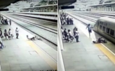 Falë reagimit të shpejtë, burri shpëton gruan që tentoi të kryej vetëvrasje duke u hedhur para trenit (Video)