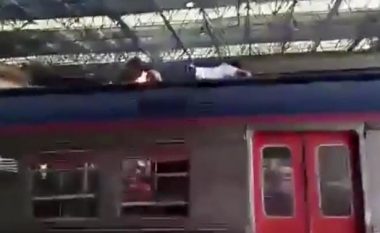 Tentoi të shesë mend para shokëve duke vallëzuar mbi tren, preku telat e rrymës prej 3000 volt që e “pjekën për së gjalli” (Foto/Video, +18)