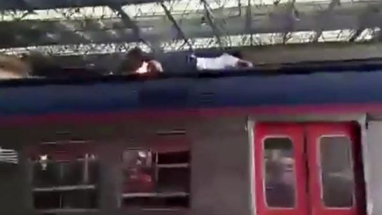 Tentoi të shesë mend para shokëve duke vallëzuar mbi tren, preku telat e rrymës prej 3000 volt që e “pjekën për së gjalli” (Foto/Video, +18)