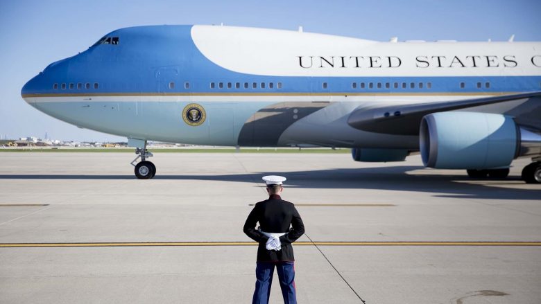 Tre mekanikë i shkaktojnë katër milionë dollarë dëme flotës së “Air Force One” (Video)