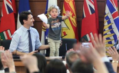 Të gjitha femrat po çmenden pas kryeministrit kanadez, ndërsa pasi publikoi imazhet me të birin – po kërkojnë të martohen me të (Foto)