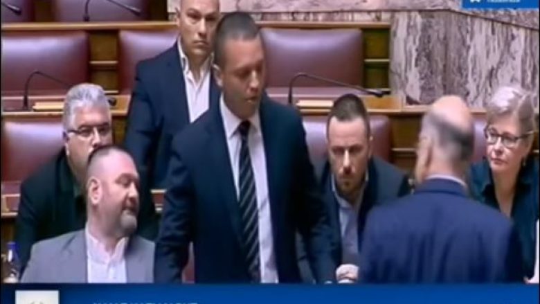 Sherr në Parlamentin e Greqisë, deputeti i Agimit të Artë nxirret jashtë (Video)