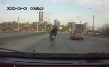 Motoçiklisti mbetet i vdekur në vend, derisa tenton të ndërrojë korsinë dhe përplaset me rrethojën mbrojtëse (Video, +18)