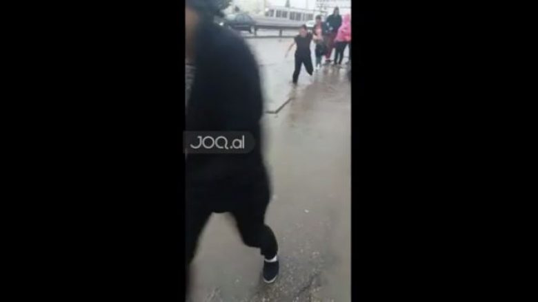 Po filmonte përmbytjet në Tiranë, qytetarit i del para kamerës aksidenti i papritur (Video)