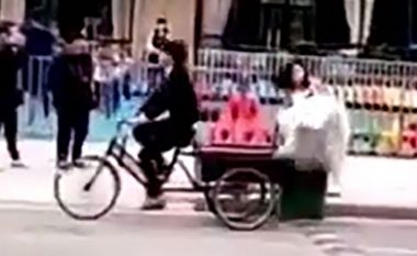 Dhëndri po e shëtiste nusen me biçikletë nëpër rrugët e qytetit, por gunga në rrugë ua prishi momentet e lumtura (Video)