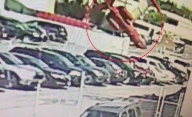 Pamje rrëqethëse: Momenti i rrëzimit të aeroplanit privat në një parking (Video, +18)