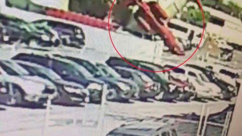 Pamje rrëqethëse: Momenti i rrëzimit të aeroplanit privat në një parking (Video, +18)