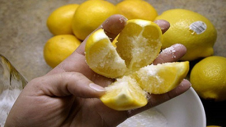 Prejeni limonin në katër pjesë, shtojani pak kripë dhe vendoseni në mes të kuzhinës – rezultati është i mahnitshëm