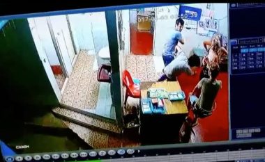 Nëpunësi 10-vjeçar i tualetit publik, rrahet keq nga klienti që refuzoi t’i paguajë 20 centë (Video, +18)