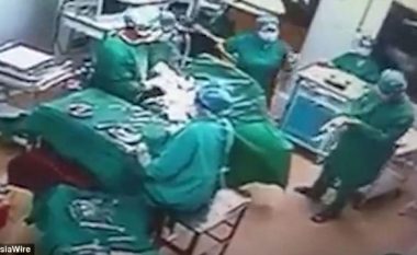 Një arsye më shumë pse dy partnerë nuk duhet të punojnë bashkë: Kirurgu e rreh të dashurën infermiere gjatë operacionit, harron pacientin (Video, +18)