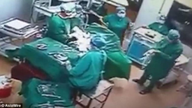 Një arsye më shumë pse dy partnerë nuk duhet të punojnë bashkë: Kirurgu e rreh të dashurën infermiere gjatë operacionit, harron pacientin (Video, +18)