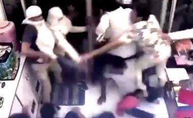 Pronarët e argjendarisë qëllohen për vdekje, plaçkitësit shkelin mbi trupat e tyre për të marrë arin (Video, +18)