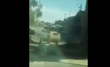 Shfrytëzoi buldozerin për të parandaluar sulmin me autobombë, ia shpëtoi jetën qindra bashkëluftëtarëve (Video, +18)