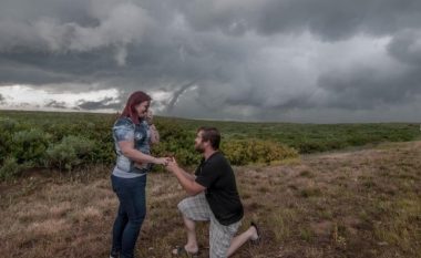 A është ky propozimi më i çuditshëm? U gjunjëzua para dashurisë së jetës, derisa prapa shpinës së tyre po afrohej tornadoja (Foto/Video)