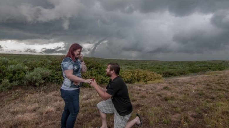 A është ky propozimi më i çuditshëm? U gjunjëzua para dashurisë së jetës, derisa prapa shpinës së tyre po afrohej tornadoja (Foto/Video)
