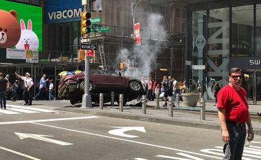 Vetura shtyp këmbësorët në trotuar në New York, një i vdekur dhe 13 të lënduar (Foto/Video)