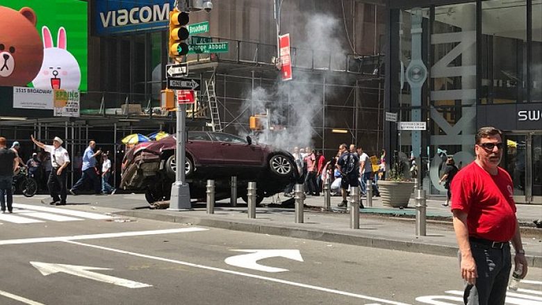 Vetura shtyp këmbësorët në trotuar në New York, një i vdekur dhe 13 të lënduar (Foto/Video)