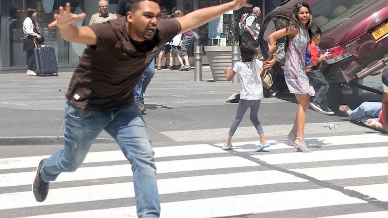 Publikohen pamjet e momentit kur shoferi i veturës që la të vdekur një person dhe lëndoi 22 tjerë, tenton të arratiset nga policia (Foto, +16)