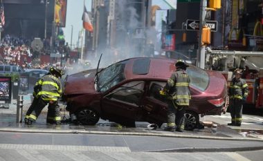 Momenti kur vetura futet në trotuar dhe shtyp këmbësorët në Times Square (Video, +18)