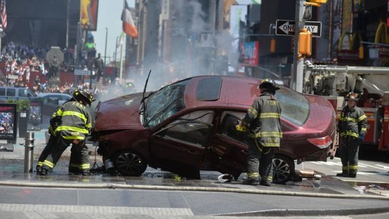 Momenti kur vetura futet në trotuar dhe shtyp këmbësorët në Times Square (Video, +18)