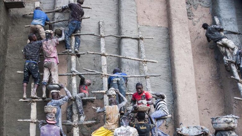 Mali, riparimi i xhamisë më të madhe në botë nga balta