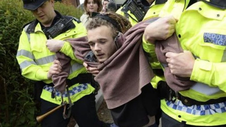 Arrestohet demonstruesi që ndërpreu mitingun e kryeministres britanike