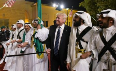 Trump ia hedh valles tradicionale arabe me shpata (Video)