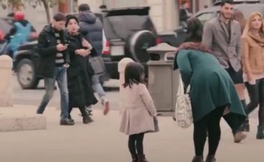 Eksperimenti social që përloti botën: Shikoni si reagojnë qytetarët kur takojnë një gjashtëvjeçare të veshur bukur dhe atë me rroba të palara (Video)