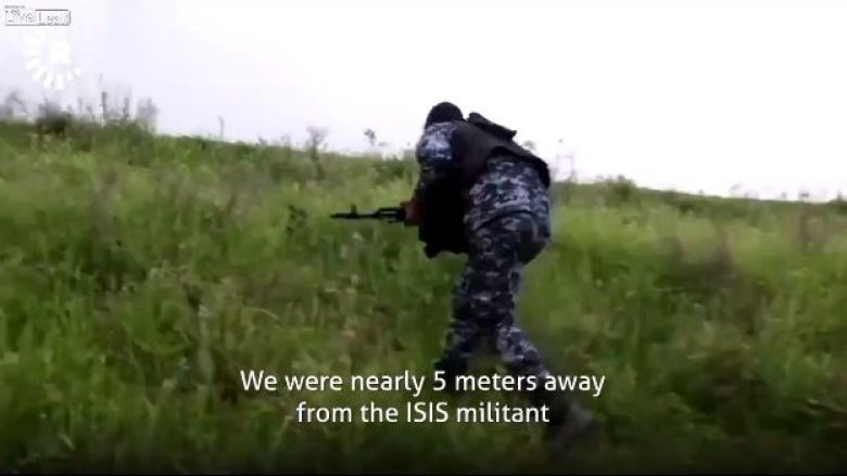 Militanti i ISIS-it hedh veten në erë vetëm pesë metra larg gazetarëve, pamjet e tmerrshme filmohen nga kamerat (Video, +18)