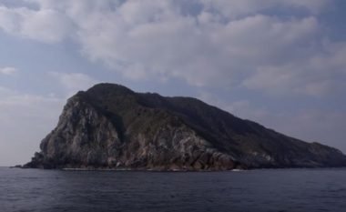 Ky ishull në Japoni ka 80 mijë artefakte, dhe guxojnë ta vizitojnë vetëm meshkujt, kurse femrave u ndalohet rreptësisht (Foto/Video)