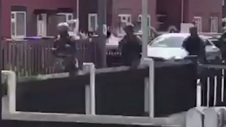 Policë të armatosur deri në dhëmbë hedhin në erë derën e shtëpisë së sulmuesit të Mançesterit dhe futen brenda (Foto/Video)