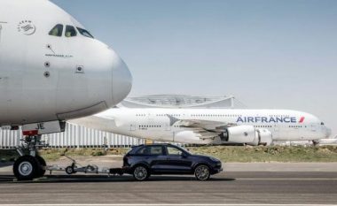 Porsche Cayenne tërheq Airbus A380 me peshë 285 tonë