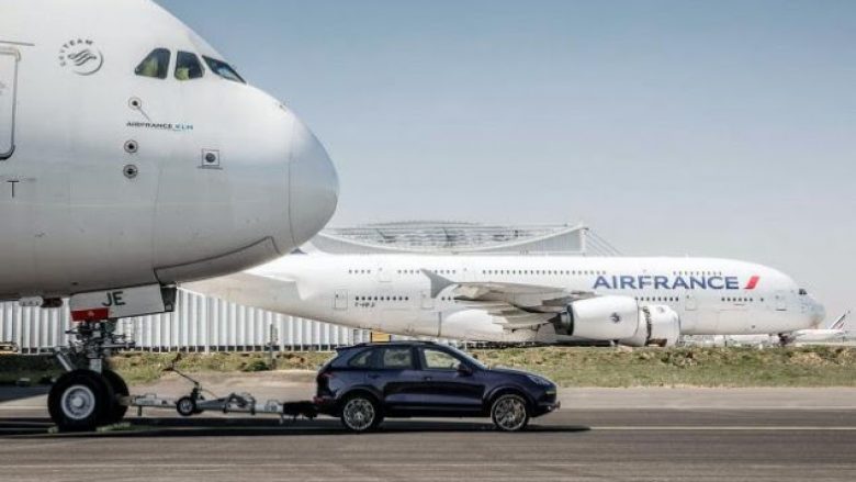 Porsche Cayenne tërheq Airbus A380 me peshë 285 tonë