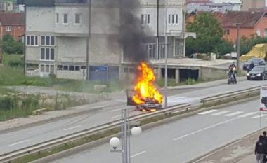 Digjet një veturë në Ferizaj (Foto)