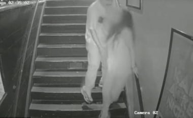 Momenti kur një burrë tenton të përdhunojë një femër të cilën e tërheq zvarrë shkallëve (Foto/Video)