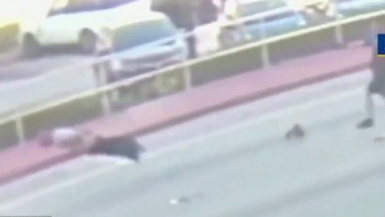 Momenti kur hajni i biçikletave “fluturon” dhe përfundon i përplasur me fytyrë në tokë, pasi policia e qëllon me revole elektrike (Video, +16)