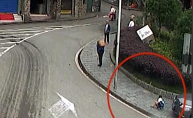 Vetura shtyp vogëlushin duke luajtur në trotuar dhe e fut nën rrota, mrekullisht shpëton me disa gërvishtje (Video, +18)