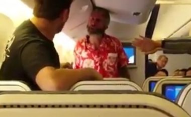 Grushta e shuplaka: Pasagjerët rrahen brutalisht gjatë fluturimit me aeroplan (Video, +18)