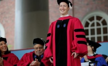 Themeluesi i Facebook-ut më në fund diplomon: Pas 12 viteve rikthehet në Harvard (Video)