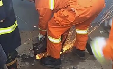 Nëna braktis foshnjën e porsalindur duke e hedhur në gropë septike, ekipet e zjarrfikësve e shpëtojnë (Video, +18)