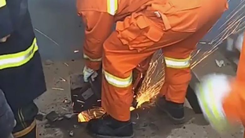 Nëna braktis foshnjën e porsalindur duke e hedhur në gropë septike, ekipet e zjarrfikësve e shpëtojnë (Video, +18)