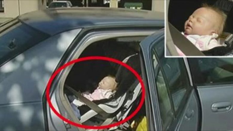 Polici theu xhamin dhe u mundua të shpëtojë “foshnjen” e mbyllur në veturë, por u përlot nga historia e nënës