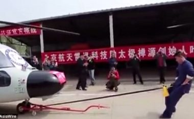 Burri tërheq helikopterin ushtarak me litarin e lidhur për organe gjenitale (Video)