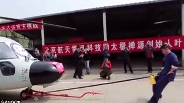 Burri tërheq helikopterin ushtarak me litarin e lidhur për organe gjenitale (Video)