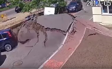 Si në filma: Momenti kur shpërthejnë gypat nëntokësor të ujit dhe hedhin në erë asfaltin, veturat e dyqanet (Video)