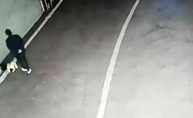 Kamerat e sigurisë filmojnë nënën duke braktisur foshnjën në parking nëntokësor, derisa veturat kalonin me shpejtësi të madhe pranë tij (Video)