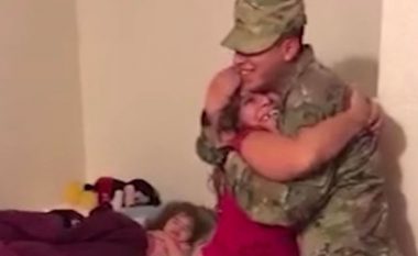 Prekëse: Ushtaraku kthehet në shtëpi pas gjashtë muajve shërbim, dhe befason familjarët që ishin duke fjetur (Video)